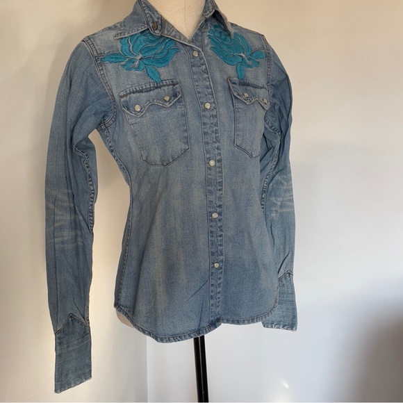 Vintage Western Denim Blue Floral Embroidered Denim Shirt - Cowgirl Chic! 🌸🤠 - Picture 13 of 16